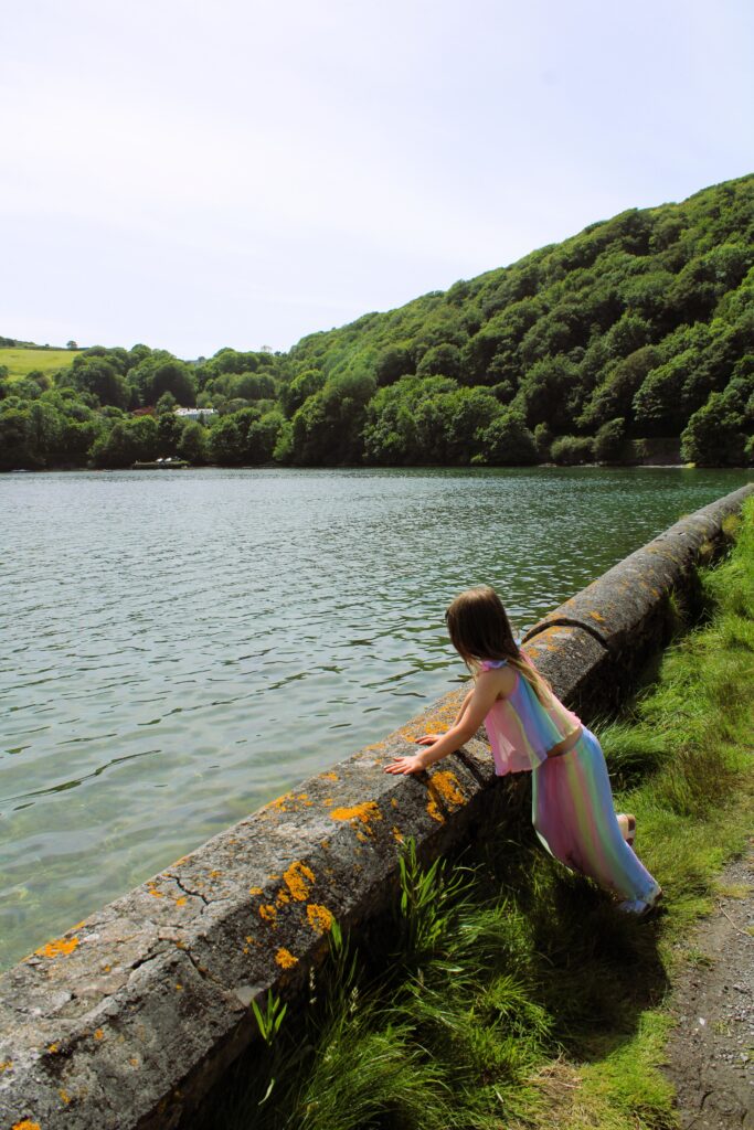 girl lough hyne wall