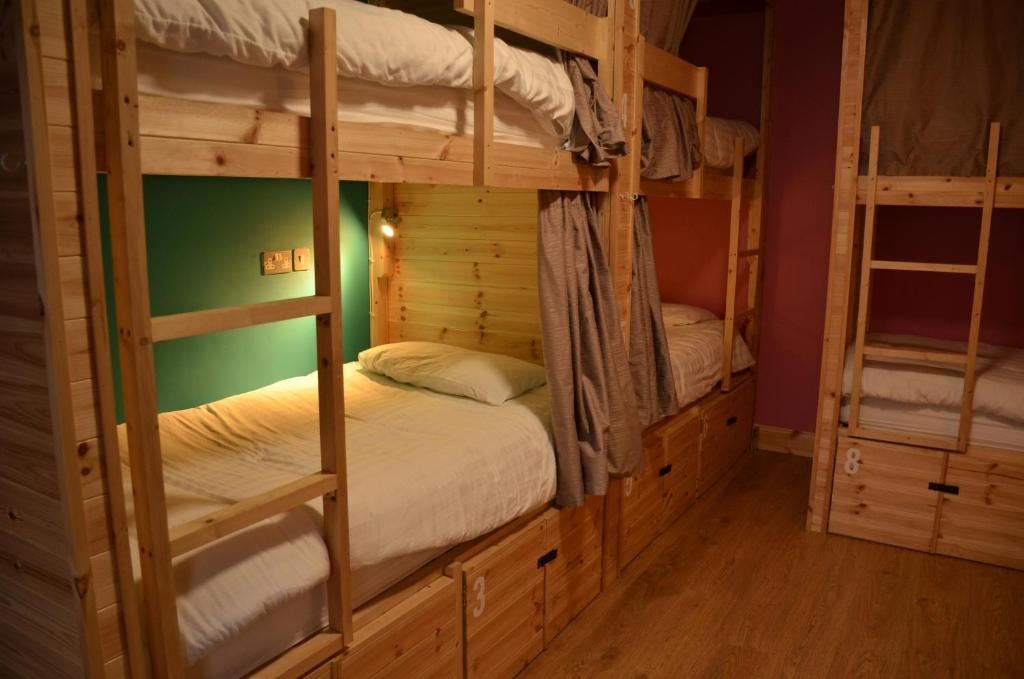 bunk dorm room black sheep hostel killarney
