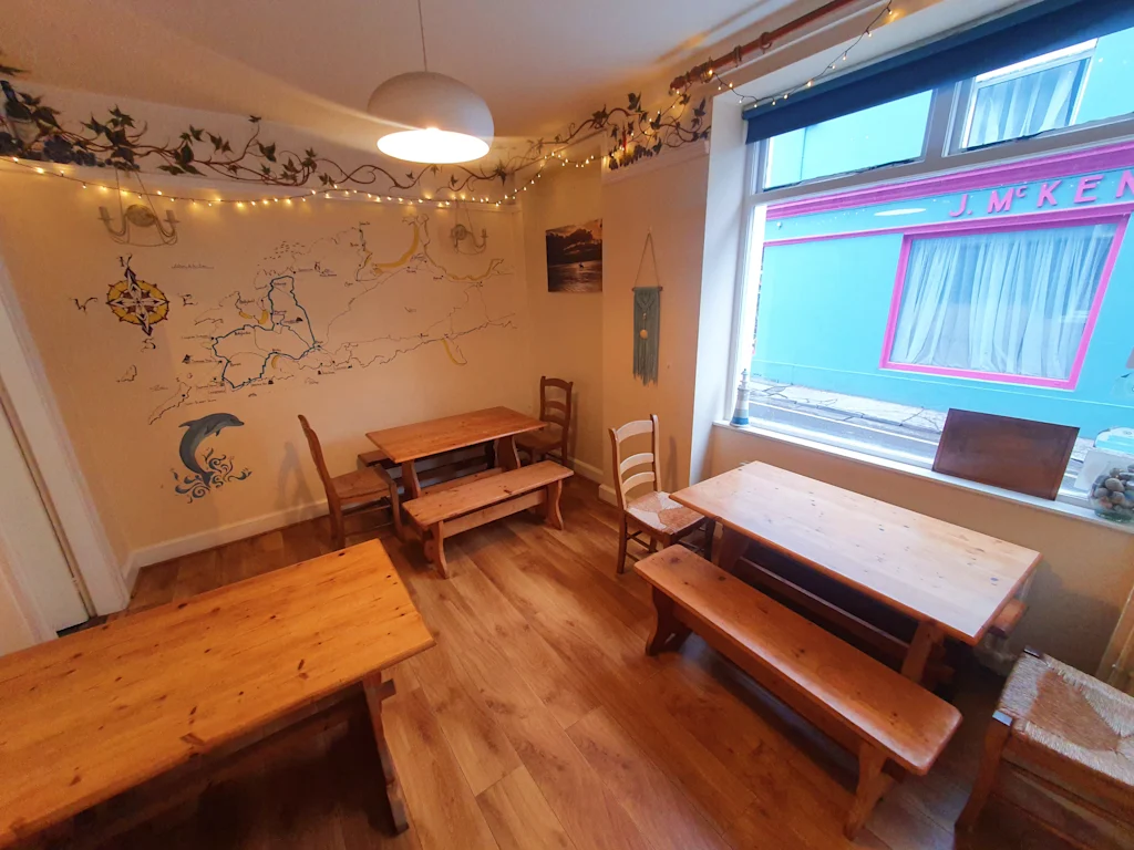 grapevine hostel dingle dining area