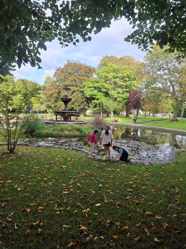 girls fitzgerald park in autumn